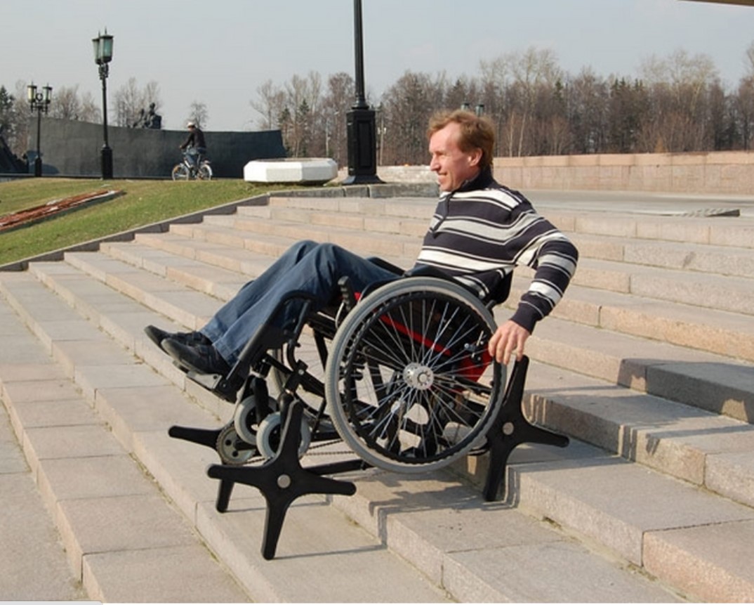 Шагающее кресло. Шагающая инвалидная коляска. Шагающая коляска для инвалидов. Шагающее кресло для инвалидов. Инвалидная коляска шагающая по ступенькам.