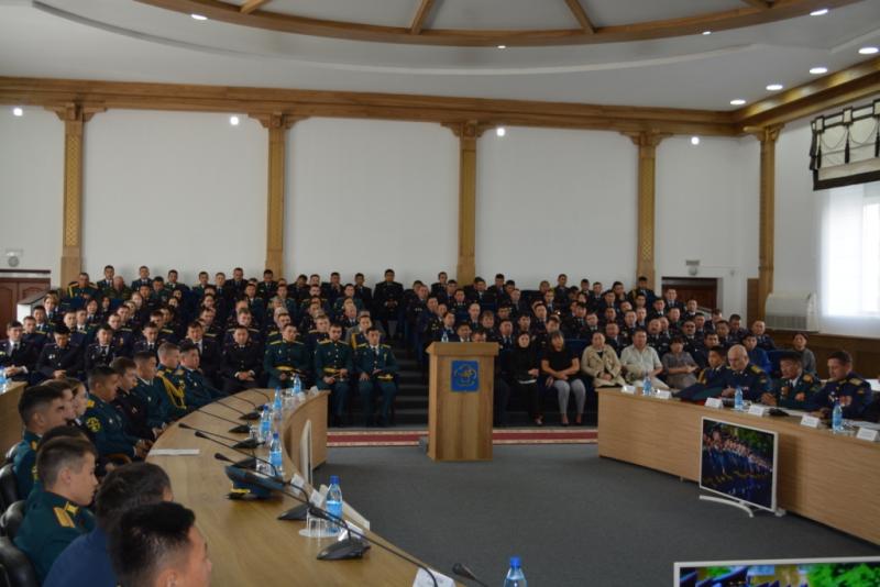 Глава Республики Тыва Шолбан Кара-оол поздравил молодых лейтенантов завершивших обучение в ведомственных институтах.