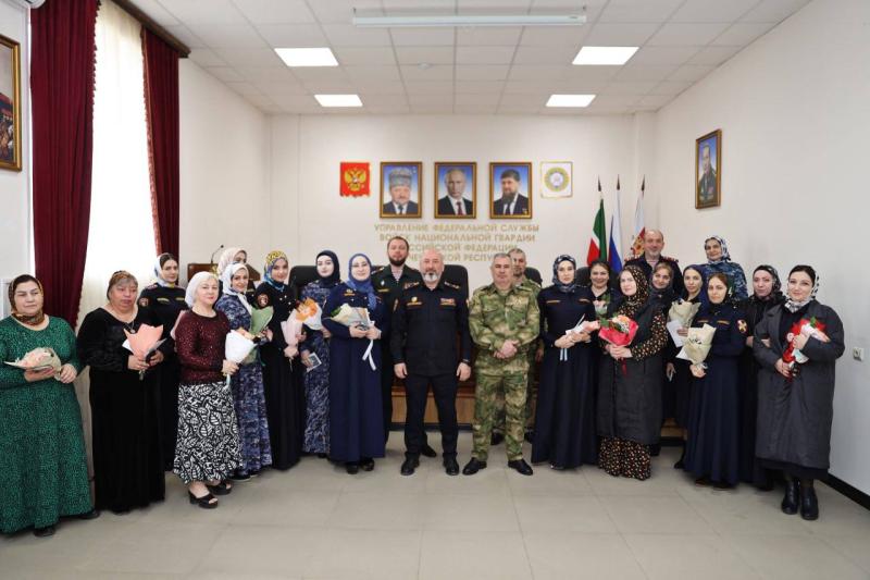 В ГРОЗНОМ РОСГВАРДЕЙЦЫ ПОЗДРАВИЛИ КОЛЛЕГ-ЖЕНЩИН С МЕЖДУНАРОДНЫМ ЖЕНСКИМ ДНЕМ