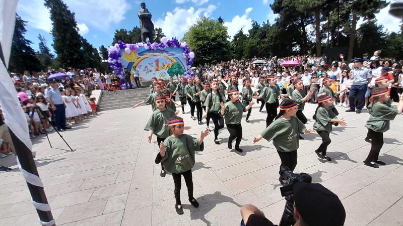В День защиты детей в блокадном Степанакерте прошла выставка изделий и рисунков, сделанных руками карабахских детей. Фоторепортаж