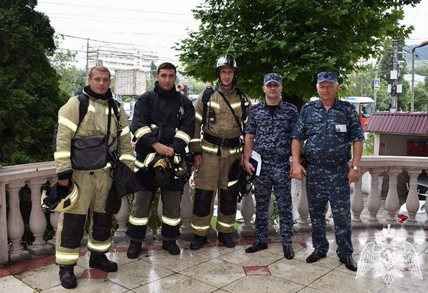 В ДАГЕСТАНЕ ПРОШЛИ СОВМЕСТНЫЕ ПОЖАРНО-ТАКТИЧЕСКИЕ УЧЕНИЯ РОСГВАРДИИ И МЧС