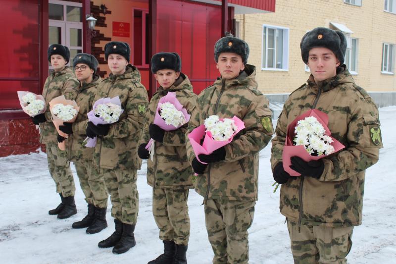 В Кирове росгвардейцы, проходящие военную службу по призыву, отпраздновали День матери вместе со своими родителями