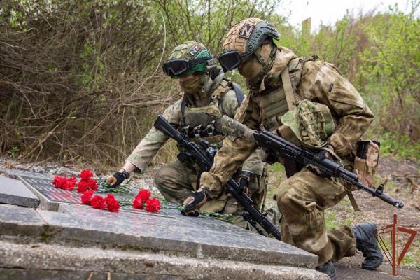 В Мариуполе инженеры Росгвардии совместно с военной контрразведкой восстановили мемориал погибшим в Великой Отечественной войне