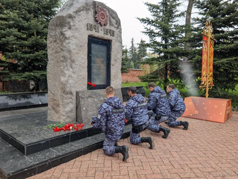 В Клину росгвардейцы почтили память Героев Великой Отечественной войны и возложили цветы к мемориальным комплексам округа