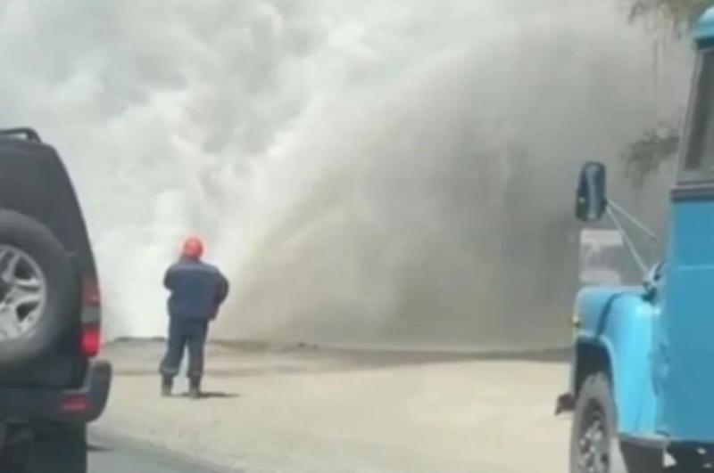На Бердском шоссе водителей поразил эффектный коммунальный фонтан
