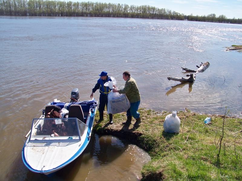 В Омской области из-за паводка Почта России доставляет пенсии и пособия на лодках