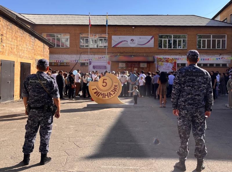 Росгвардейцы приняли участие в обеспечении безопасности во время последних звонков в школах г. Кызыла