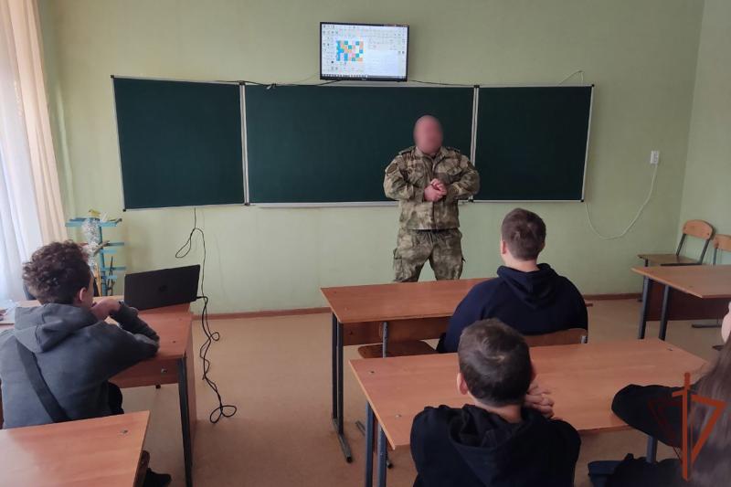 Сотрудники Росгвардии рассказали о своей службе школьникам в Запорожской области