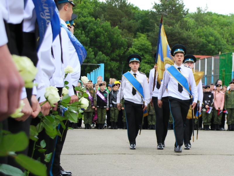 В Ставрополе офицер Росгвардии поздравил воспитанников подшефной кадетской школы с окончанием учебного заведения