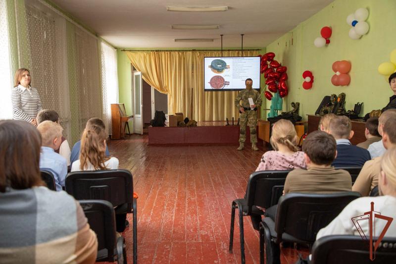 Саперы Росгвардии провели уроки противоминной безопасности в школах ДНР
