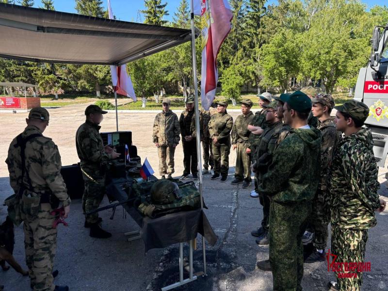 В преддверие Дня защиты детей, росгвардейцы провели день открытых дверей