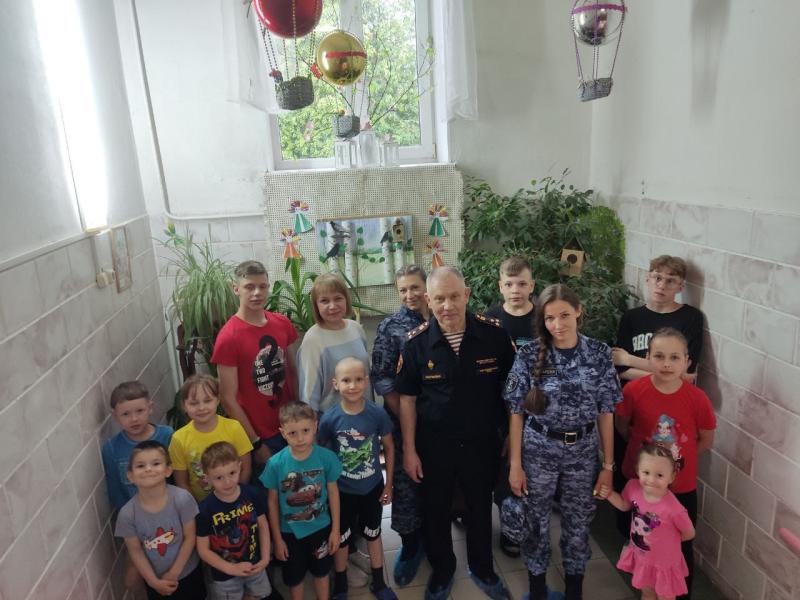 Сотрудники Росгвардии вместе с благотворителем Курбановой Светланой Владимировной посетили центр помощи семье и детям 
