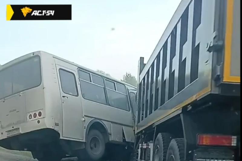 Автобус столкнулся с грузовиком на трассе под Новосибирском