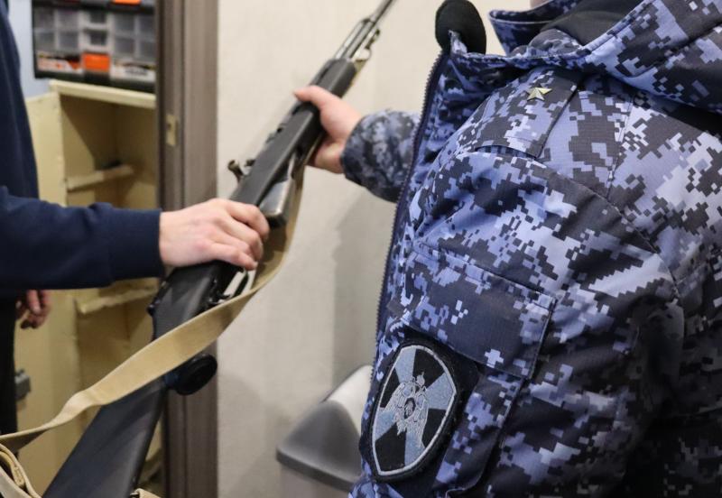Сотрудники Росгвардии информируют жителей Чукотки о соблюдении установленных правил оборота оружия