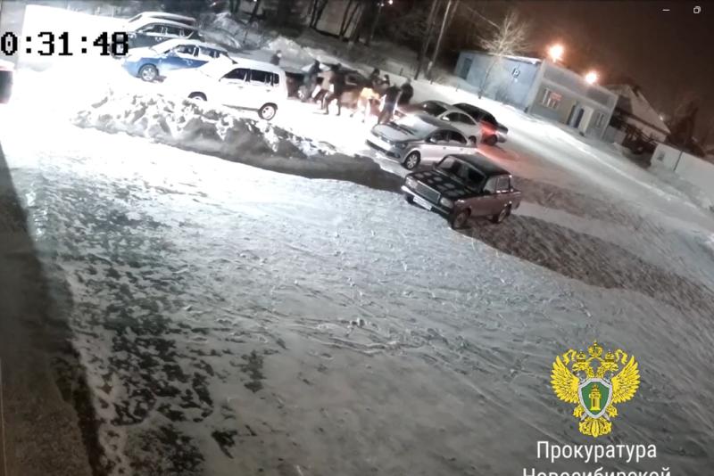 Массовая драка со стрельбой у бара под Новосибирском попала на видео