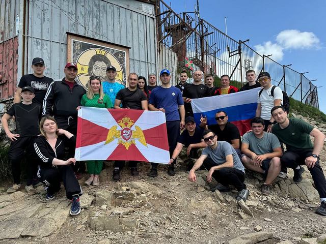 Сотрудники Росгвардии поднялись на гору Бештау в честь Дня России