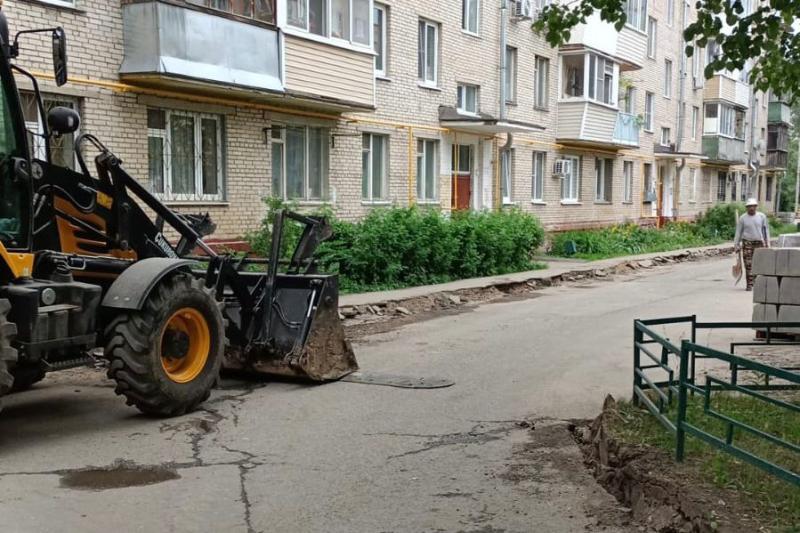 Замену асфальта на двух дворовых территориях начали в Ленинском округе