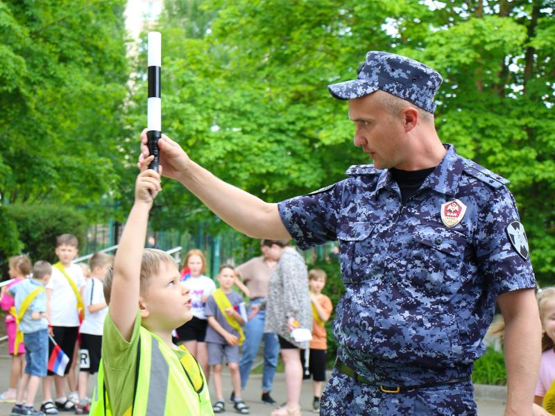 В Ставрополе офицер Росгвардии провёл занятие по правилам дорожного движения со школьниками