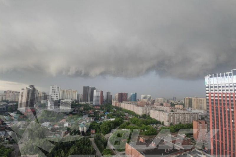 Ливень и град обрушился на Новосибирск