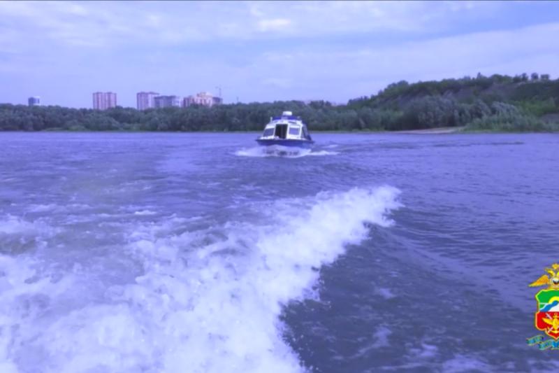 Полицейские спасли туристов, попавших в сильное течение реки в Новосибирске