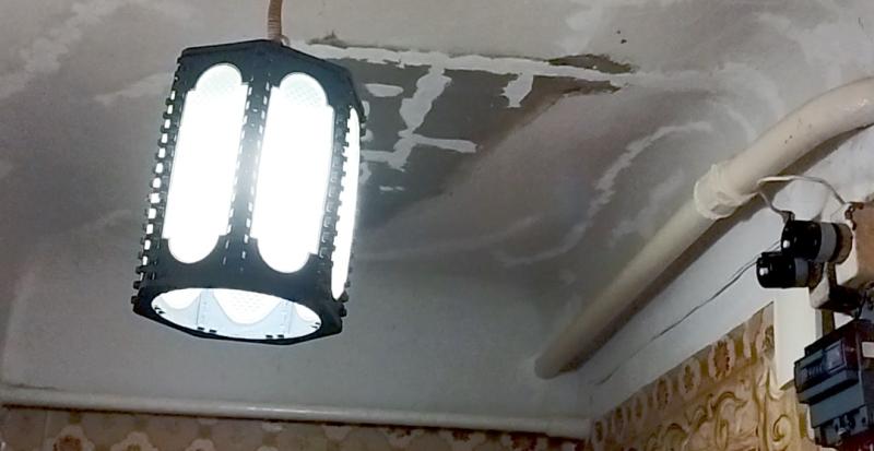 У жильцов ветхого дома в Саранске с потолка падали люстры…