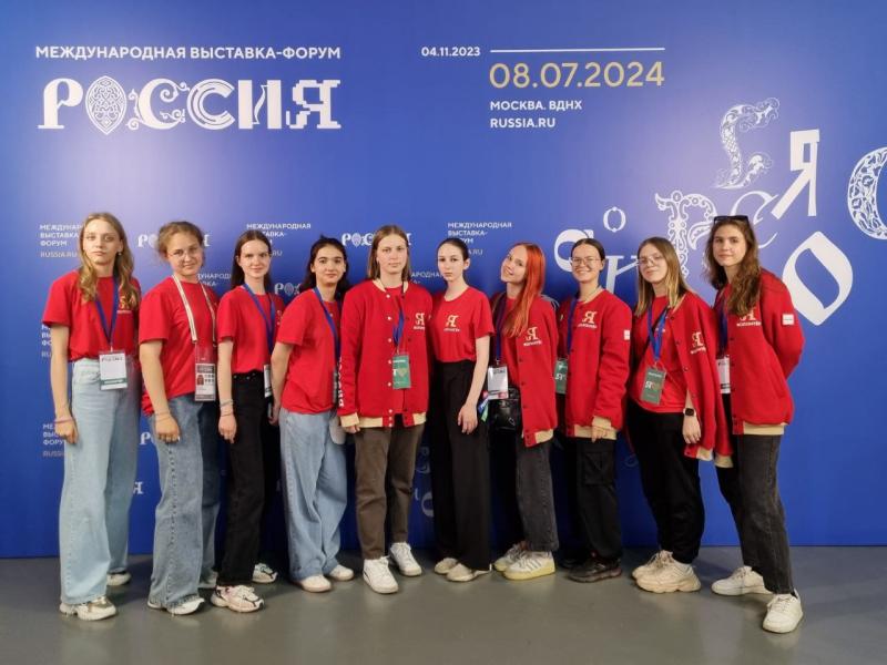 Порядка 100 волонтеров из Ленинского округа еженедельно дежурят на выставке «Россия»