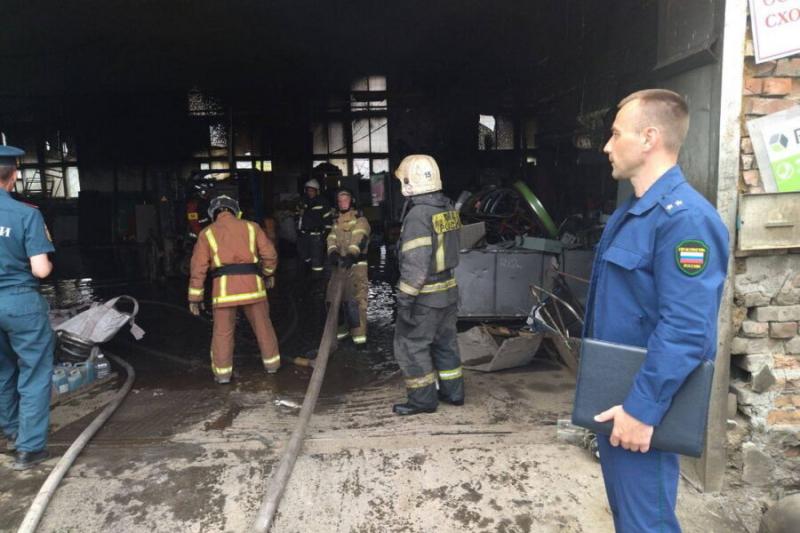 После пожара на складе в городе Обь возбуждено уголовное дело