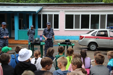 Ульяновские росгвардейцы провели урок мужества в детском лагере