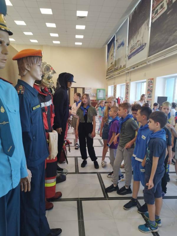 Учащиеся пришкольного лагеря «Алые паруса» в Реутове побывали в музее пожарной части