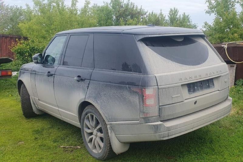 Жительница Новосибирска на эвакуаторе забрала у бывшего мужа дорогой Land Rover