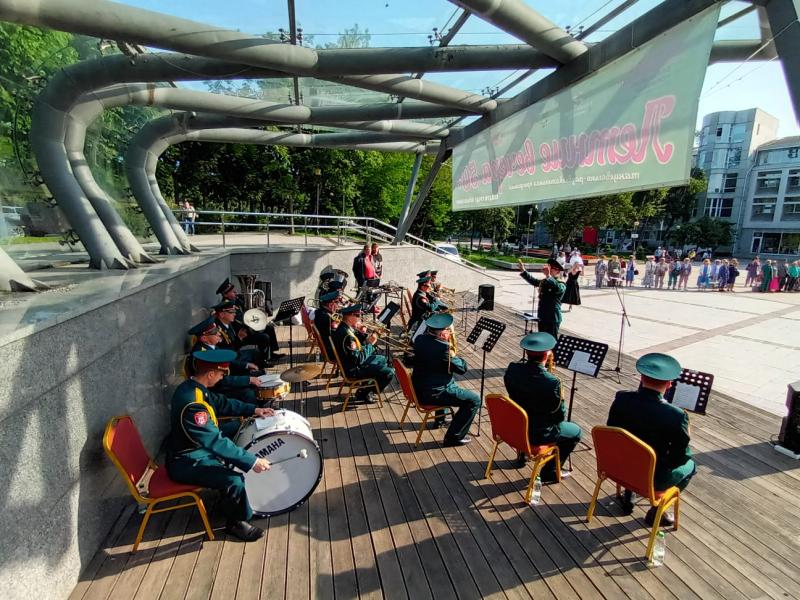 Во Владивостоке под звуки военного оркестра Росгвардии прошло открытие сезона «Летние вечера»