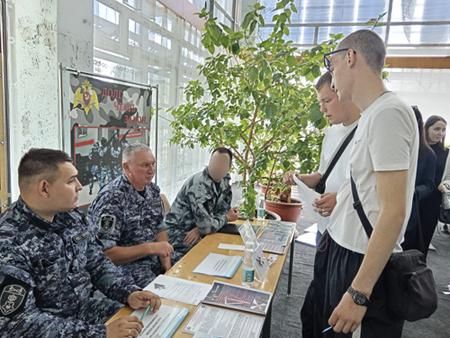 Ульяновские росгвардейцы приняли участие во Всероссийской ярмарке трудоустройства 2024