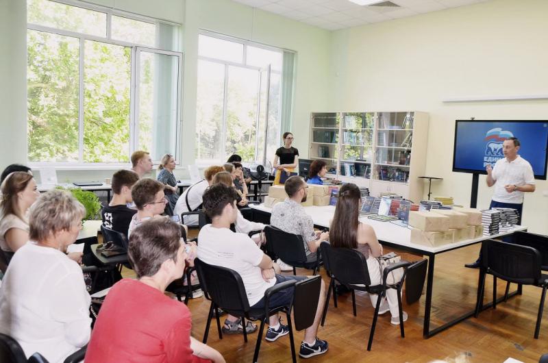 Депутат ЗСК Виктор Тепляков подарил Центральной городской библиотеке новые книги