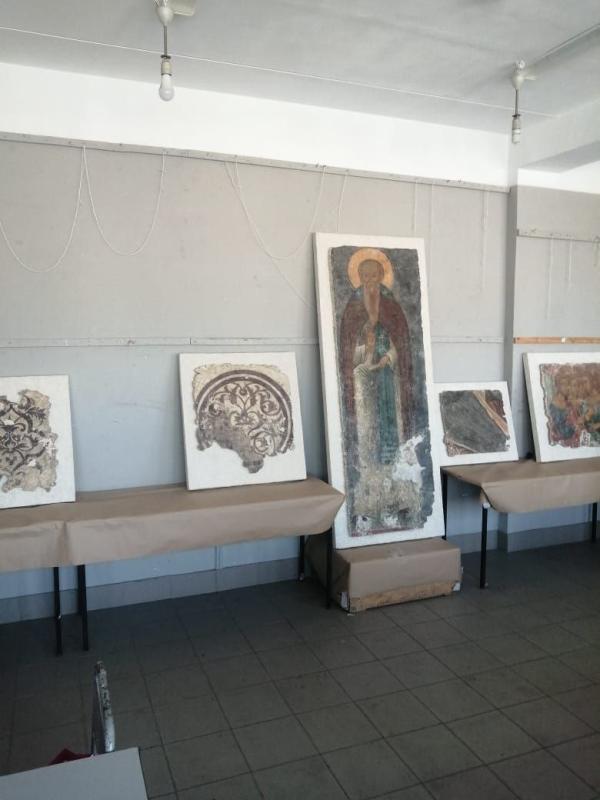 В Тверь привезли уникальные фрески XVII века: их спасли из затопленного монастыря