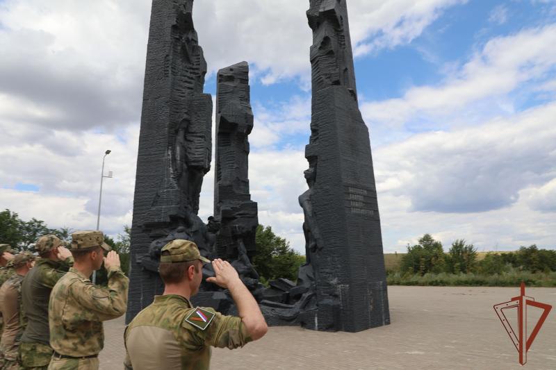 В Луганской Народной Республике военнослужащие и сотрудники Росгвардии почтили память партизан и подпольщиков, защищавших страну в годы ВОВ