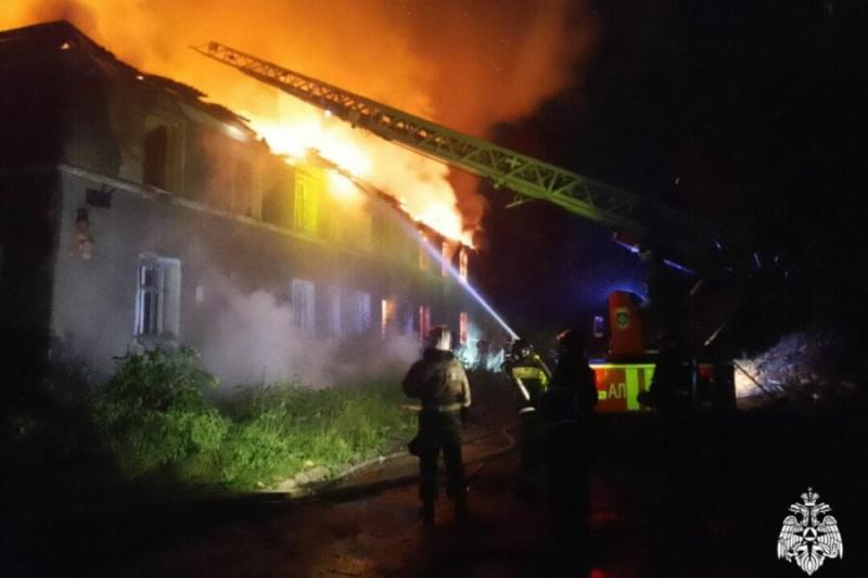 Ночью сгорел 2-этажный барак в Ленинском районе Новосибирска