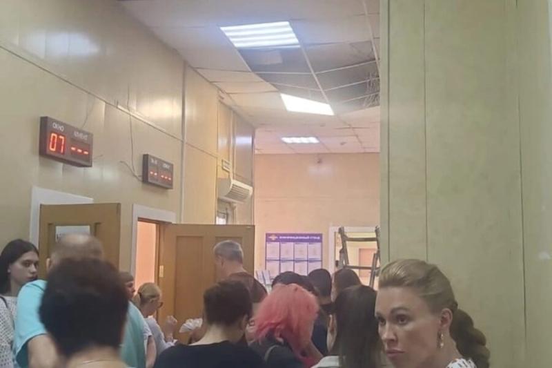 Потолок рухнул на головы посетителей миграционного отдела полиции в Новосибирске