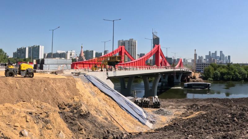 На мосту в створе улицы Мясищева ведется гидроизоляция