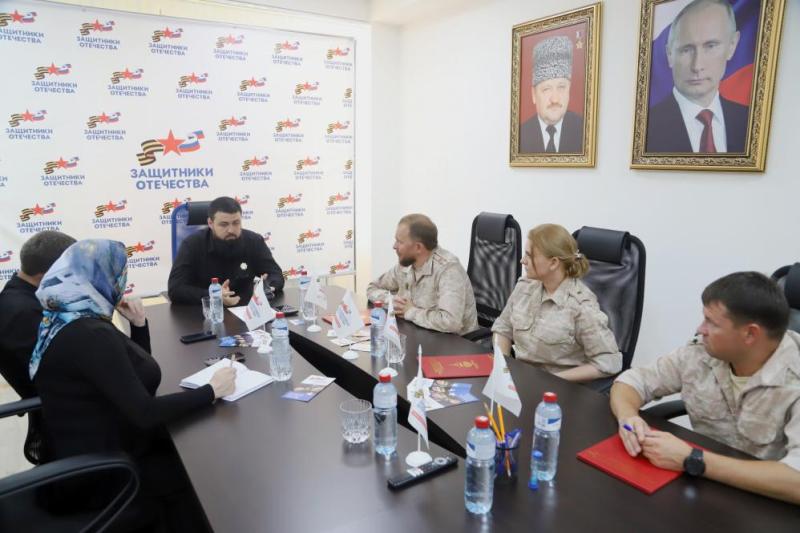 Представители Росгвардии встретились с руководителем филиала фонда «Защитники Отечества» в Грозном