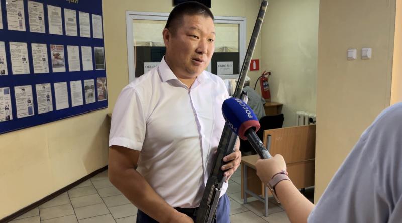 Кызылчанин передал оружие на нужды СВО инспекторам Росгвардии