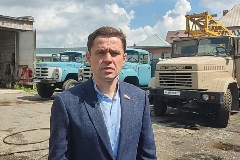 Водители-волонтеры доставят автокран и два грузовика в зону СВО из Новосибирска
