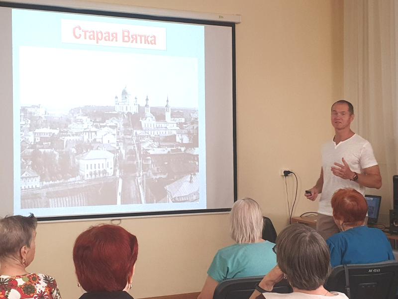 Ветеран Росгвардии прочитал лекцию об истории Кирова в комплексном центре соцобслуживания населения