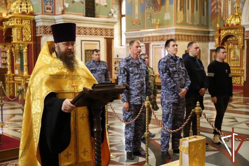 Военнослужащие и сотрудники Росгвардии почтили память святого равноапостольного князя Владимира в Югре