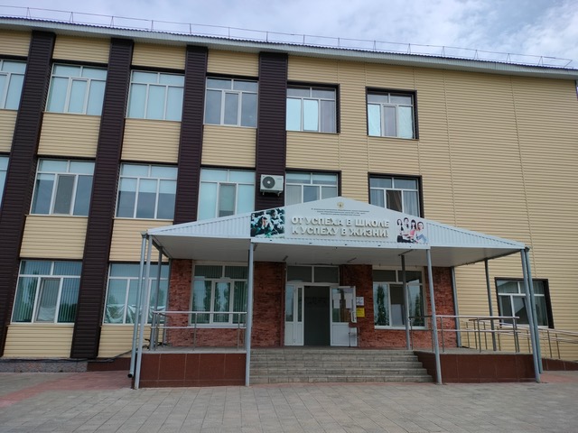 Компания «Симпреал» проводит ремонт в школе поселка Новоорск