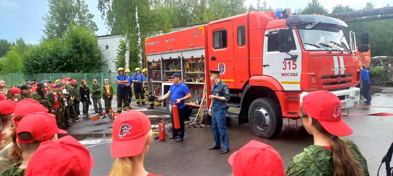 Каникулы с пользой: московские спасатели провели акцию «Лето БЕЗопасности»