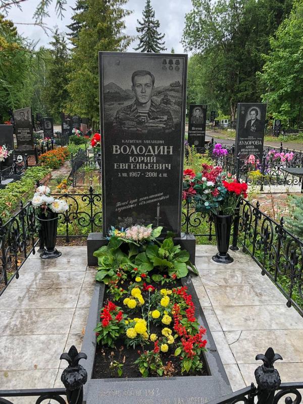 В Пензе сотрудники СОБРа почтили память капитана милиции Юрия Володина, отдавшего жизнь ради спасения сослуживцев