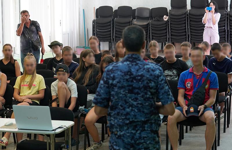 В Запорожской области росгвардеец рассказал молодежи региона об антитеррористической безопасности