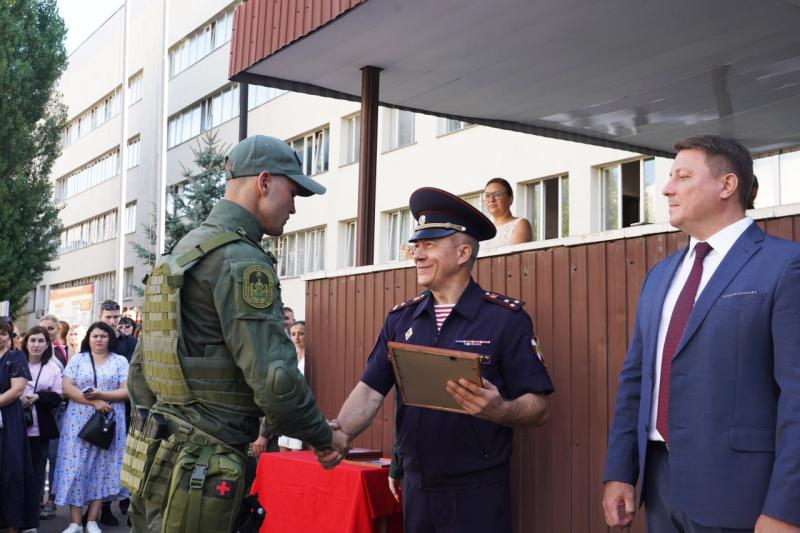 Столичные росгвардейцы поздравили курсантов подшефного колледжа с новым учебным годом