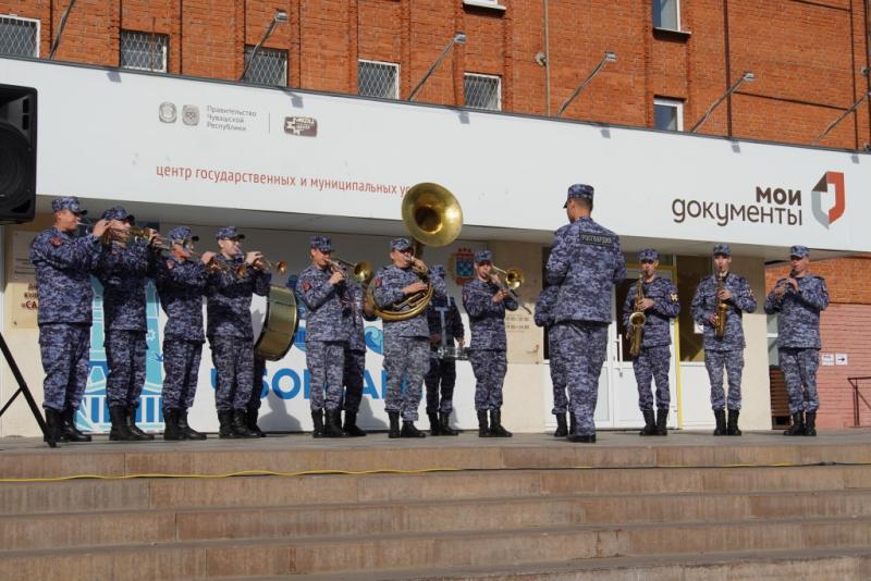 В Чебоксарах военный оркестр Росгвардии поздравил жителей города с Международным днем пожилых людей