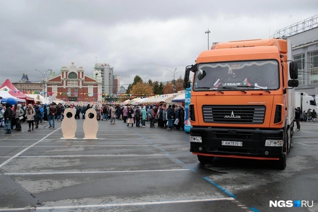 «Нужно было все»: новосибирцы сделали более 40 тысяч покупок на белорусской ярмарке — сколько они потратили